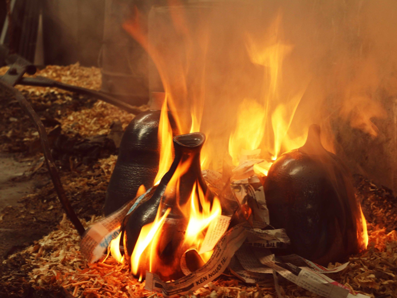 Gốm Bát Tràng: Ngắm Màu Sắc, Chạm Nghệ Thuật