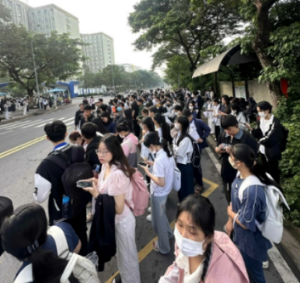 Sinh viên khốn khổ đợi xe buýt đến trường