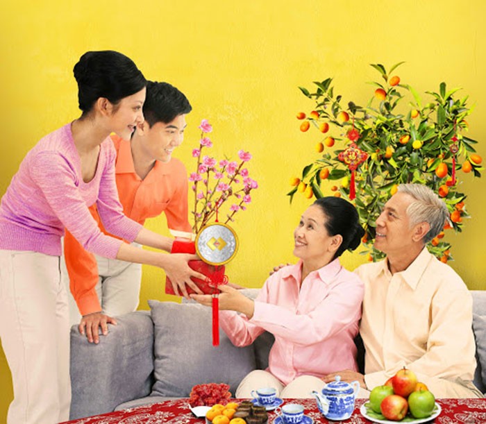 Ý nghĩa của việc tặng quà Tết trong văn hóa người Việt