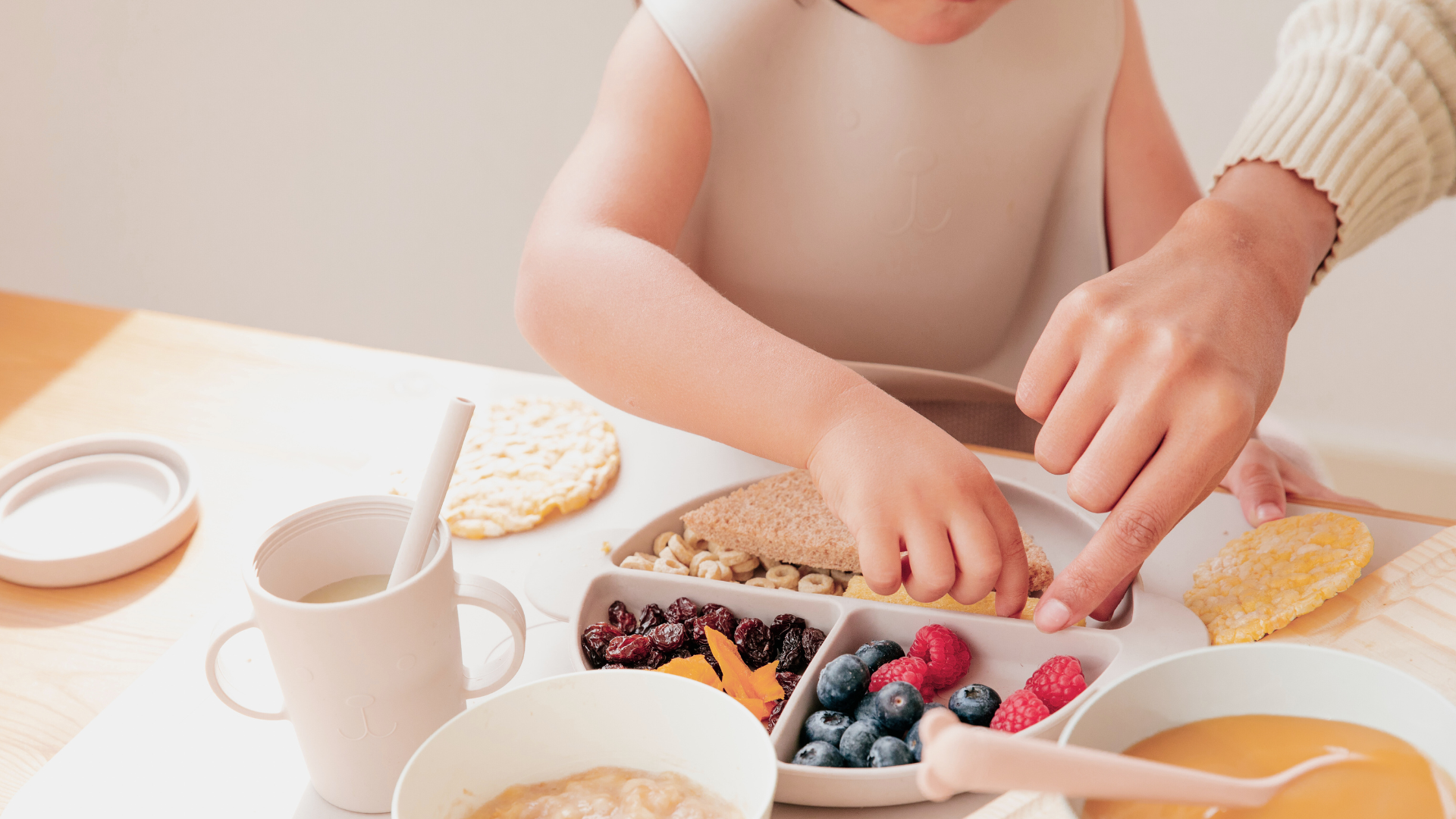 Bánh ăn dặm cho bé: Có thật sự tốt và mẹ nên chọn loại nào cho an toàn?