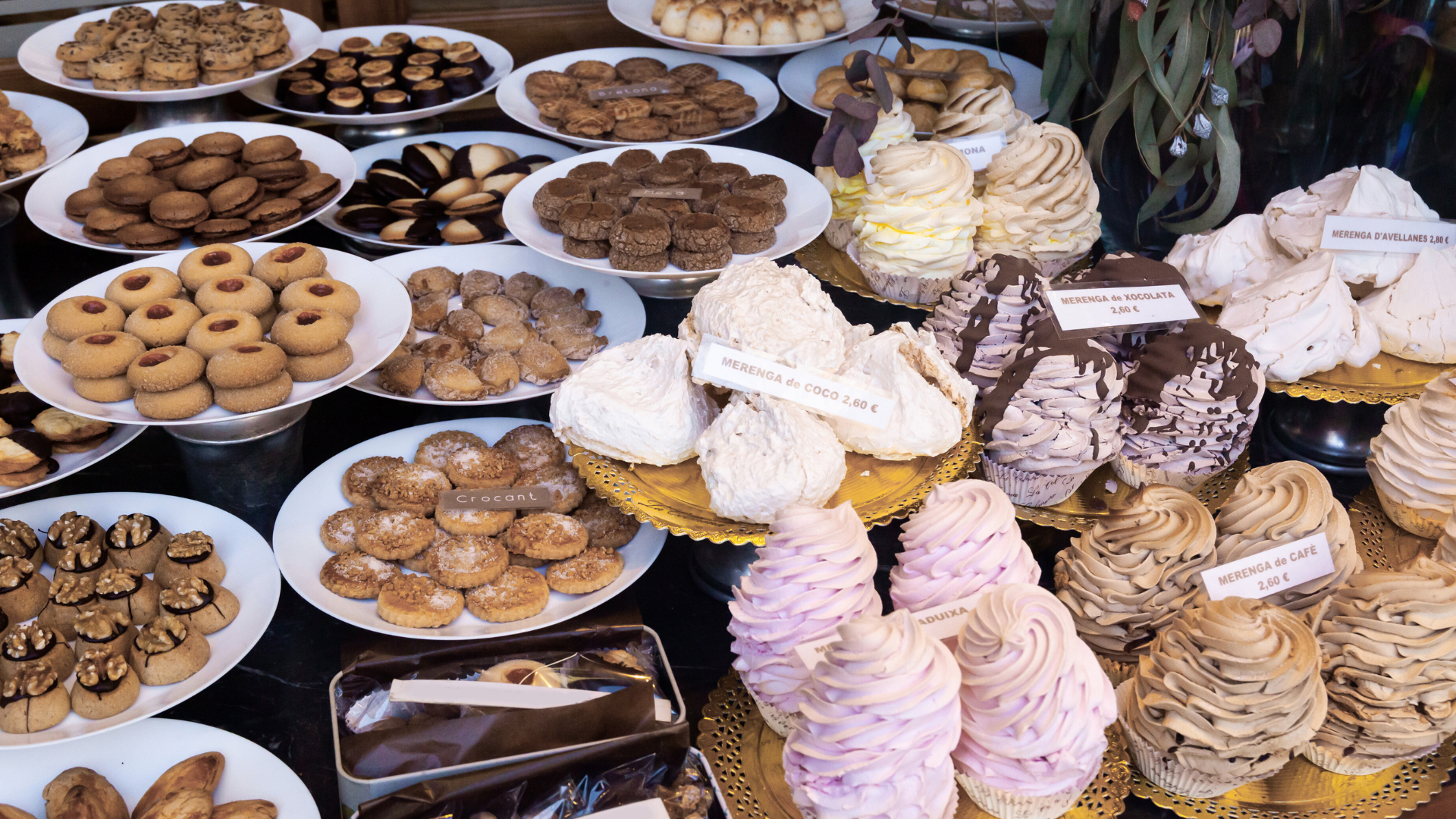 Vì sao bánh kẹo nhập khẩu lại được yêu thích dịp lễ Tết?