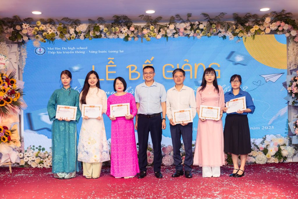 LỄ BẾ GIẢNG TRƯỜNG THPT MAI HẮC ĐẾ