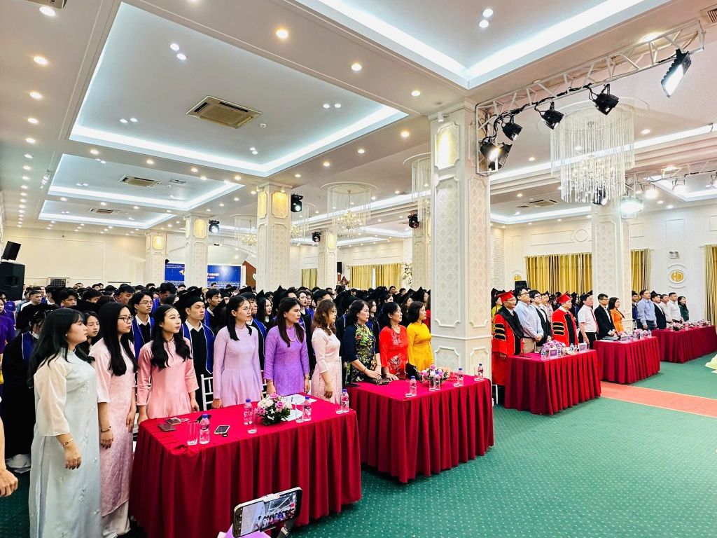 LỄ TỐT NGHIỆP ĐẠI HỌC 2025: DẤU MỐC ĐÁNG NHỚ TRONG HÀNH TRÌNH TRƯỞNG THÀNH