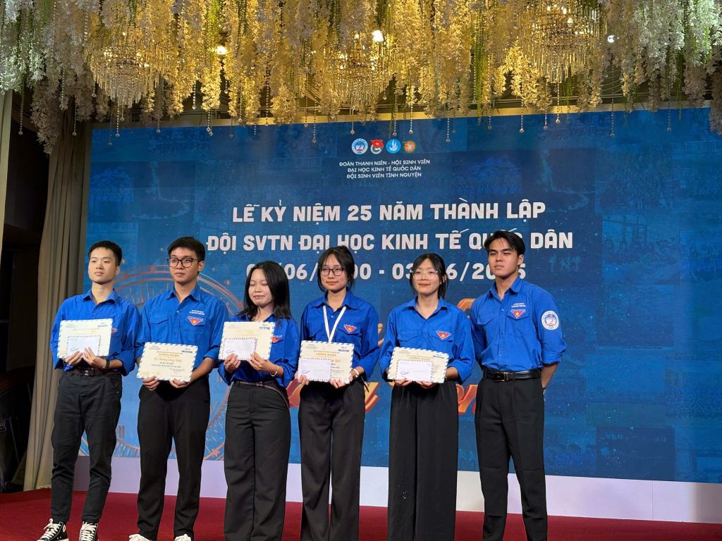 LỄ KỶ NIỆM 25 NĂM THÀNH LẬP ĐỘI SINH VIÊN TÌNH NGUYỆN TRƯỜNG ĐẠI HỌC KINH TẾ QUỐC DÂN