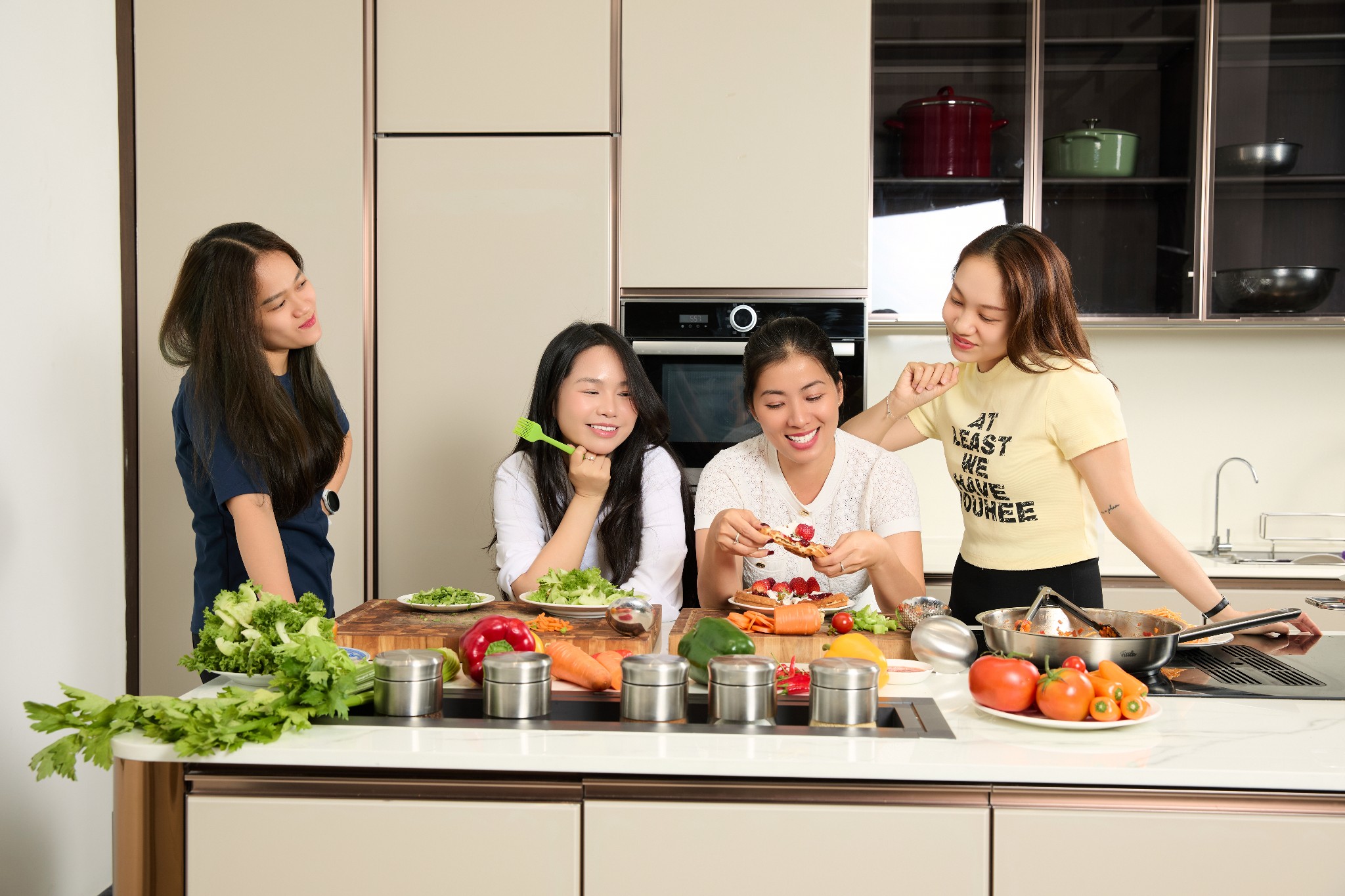 CONCEPT CHỤP ẢNH BẠN THÂN TẠI KITCHEN STUDIO – LƯU GIỮ KHOẢNH KHẮC TỰ NHIÊN NHẤT