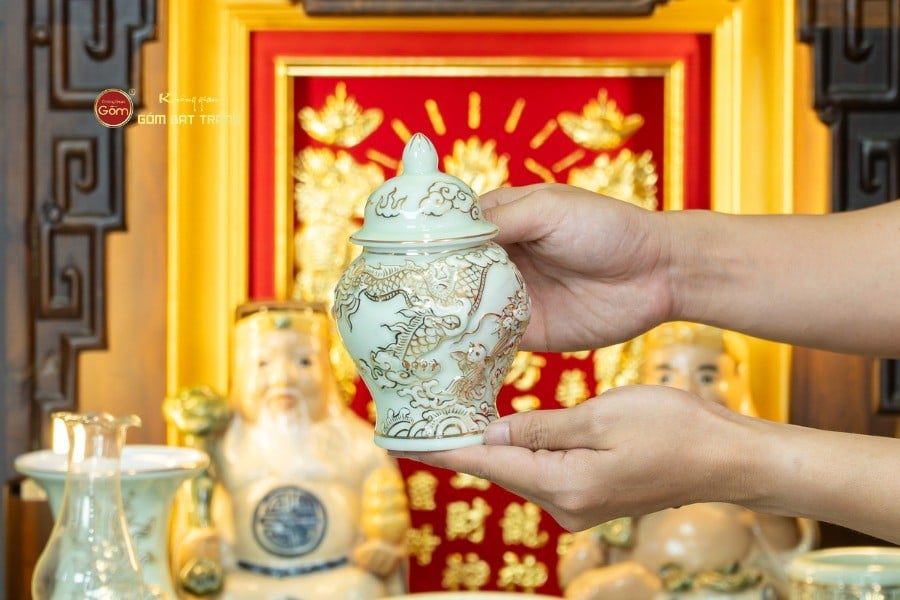choe-tho-men-ngoc-hoang-toc-ve-vang-hoa-tiet-ca-chep-hoa-rong-khong-gian-gom-bat-trang