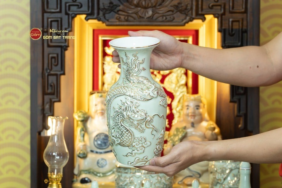 lo-hoa-tho-men-ngoc-hoang-toc-ve-vang-khong-gian-gom-bat-trang