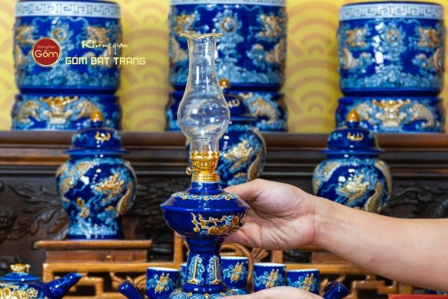 den-dau-tho-men-xanh-coban-hoa-tiet-canh-dao-khong-gian-gom-bat-trang