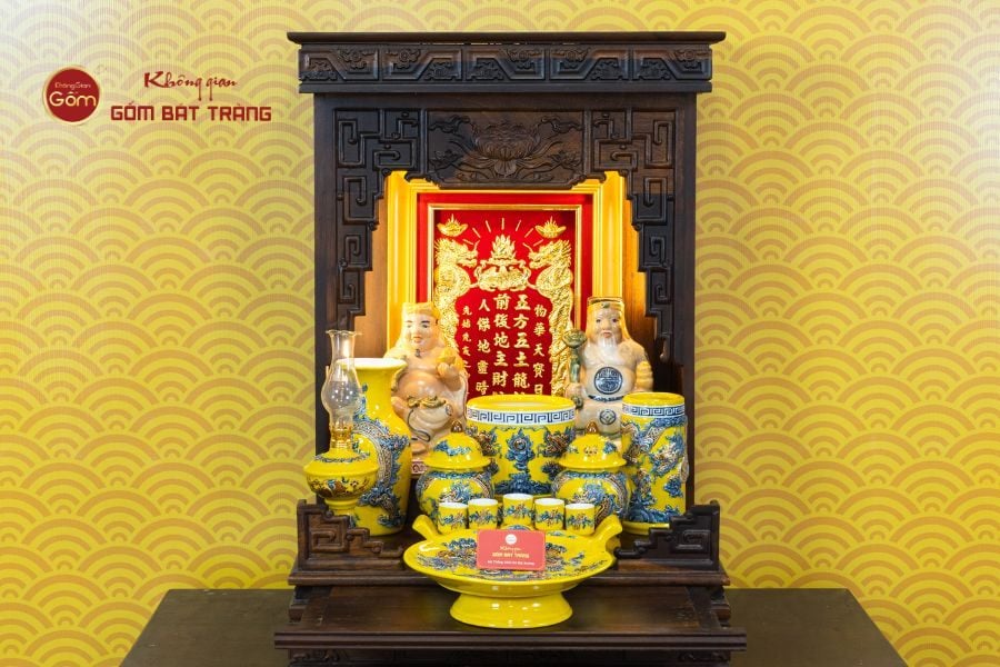 ban-tho-than-tai-tho-dia-men-vang-tai-khong-gian-gom-bat-trang