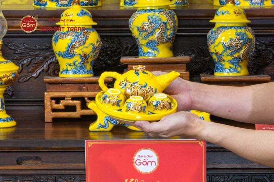 bo-am-chen-tho-men-vang-hoa-tiet-canh-dao-khong-gian-gom-bat-trang