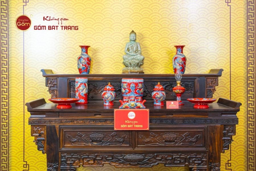 tuong-phat-trang-nghiem-tren-ban-tho-phat-men-do-tai-khong-gian-gom-bat-trang