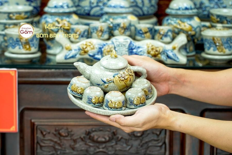 am-chen-tho-men-ran-noi-hoa-tiet-qua-dao-khong-gian-gom-bat-trang
