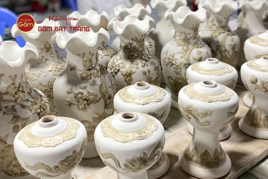 cot-dat-set-trang-thanh-pham-tai-khong-gian-gom-bat-trang