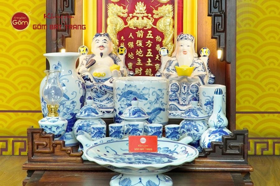 ban-tho-than-tai-tho-dia-men-lam-khong-gian-gom-bat-trang