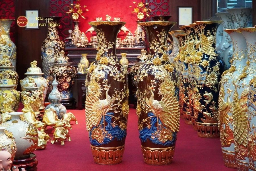 bo-doi-loc-binh-men-nau-cong-dao-dap-noi-dat-vang-tai-khong-gian-gom-bat-trang