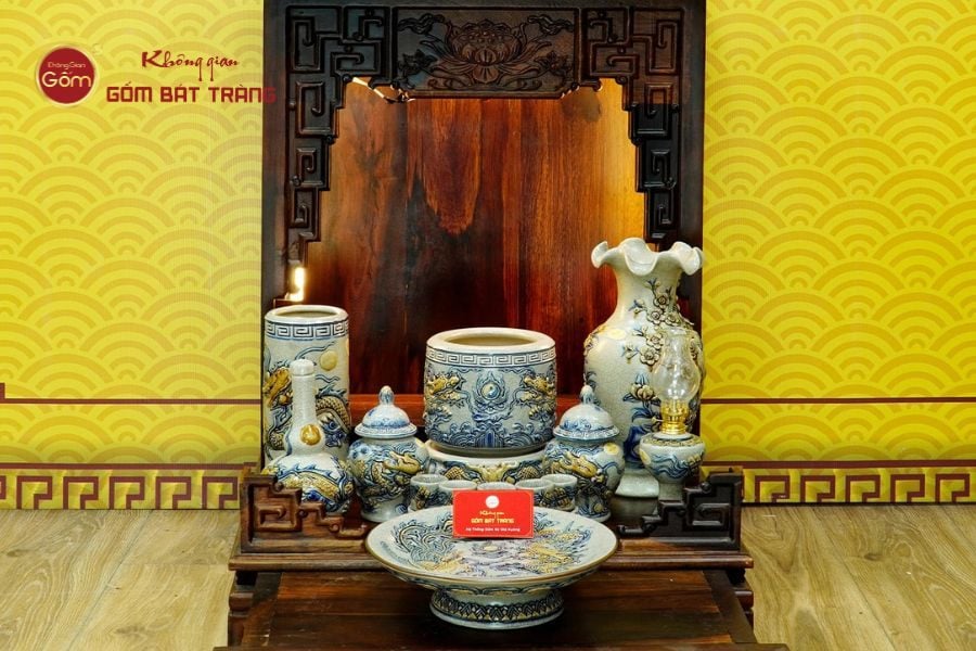 ban-tho-than-tai-tho-dia-men-ran-noi-khong-gian-gom-bat-trang