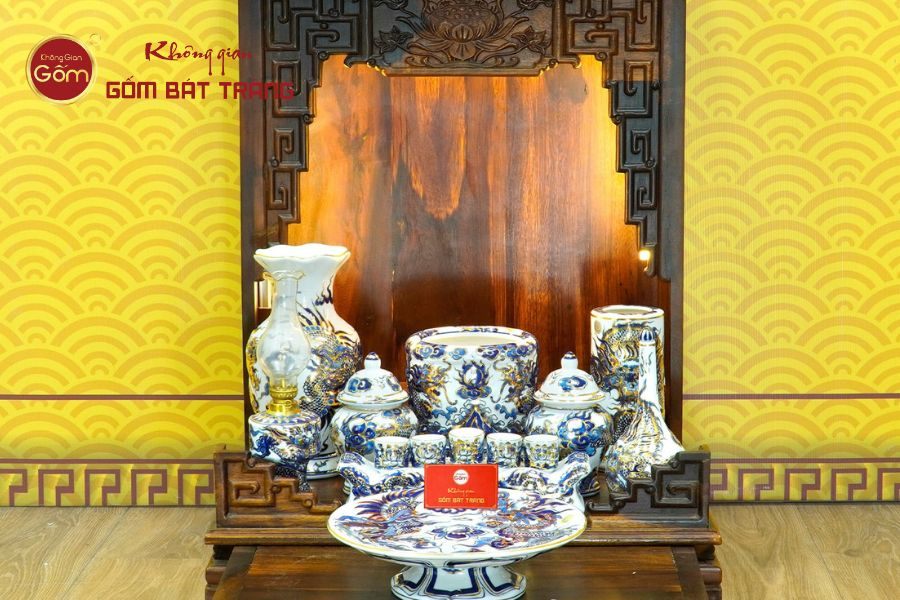 ban-tho-than-tai-tho-dia-men-lam-noi-ve-vang-tai-khong-gian-gom-bat-trang