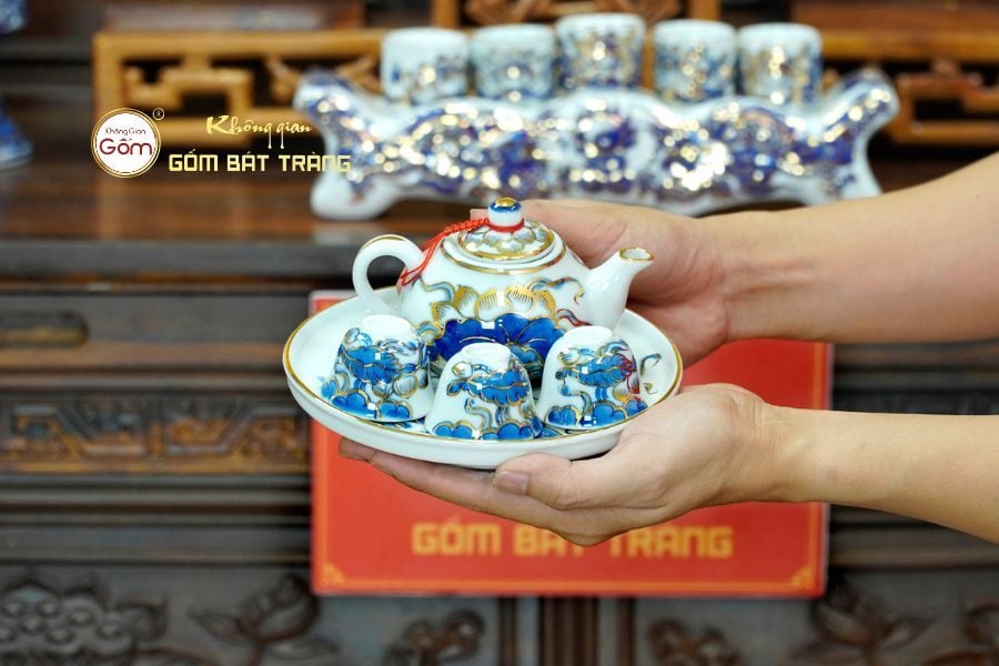 bo-am-chen-tho-men-lam-ve-vang-hoa-tiet-hoa-sen-khong-gian-gom-bat-trang