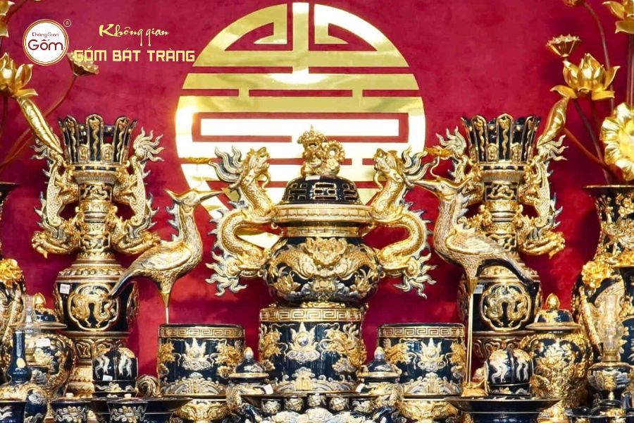 ban-tho-gia-tien-men-xanh-coban-ve-vang-khong-gian-gom-bat-trang