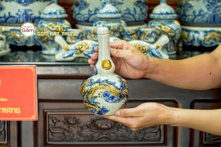 nam-ruou-hai-bau-men-ran-noi-hoa-tiet-doc-long-chau-nguyet-tai-khong-gian-gom-bat-trang