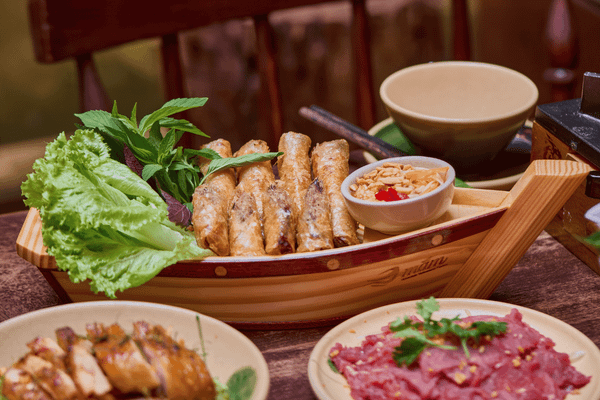 Chả gió cá trích, một trong những món chính trong mâm cỗ