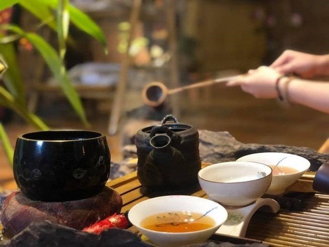Bản Giao Hưởng Ngày Mưa: Thưởng Trà Ngon, Sưởi Ấm Tâm Hồn Giữa Lòng Hà Nội