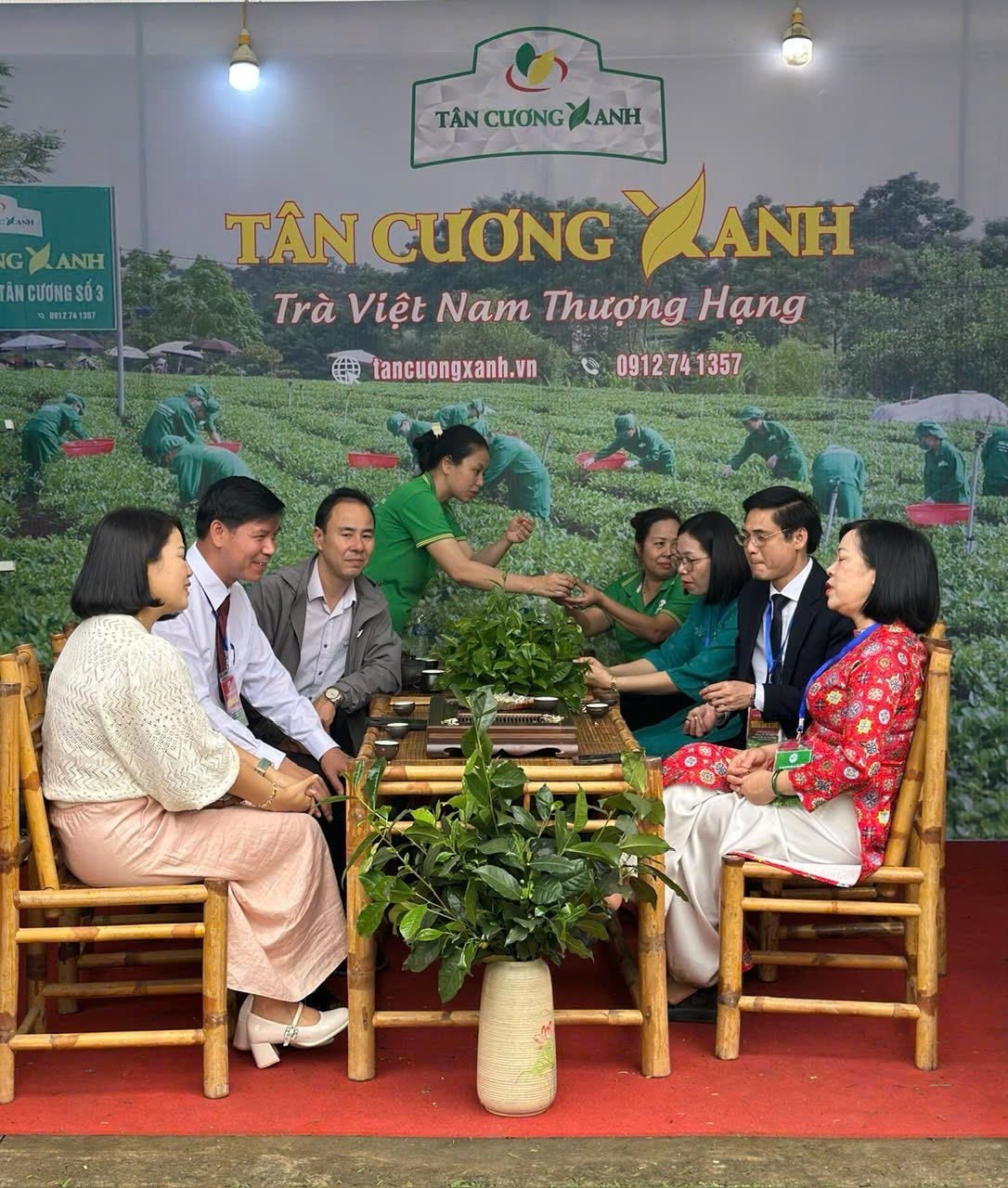 Văn Hóa Thưởng Trà Thời Hiện Đại: Kết Nối Tình Thân Và Tìm Lại Khoảng Lặng Bình Yên Bên Bàn Trà Ấm