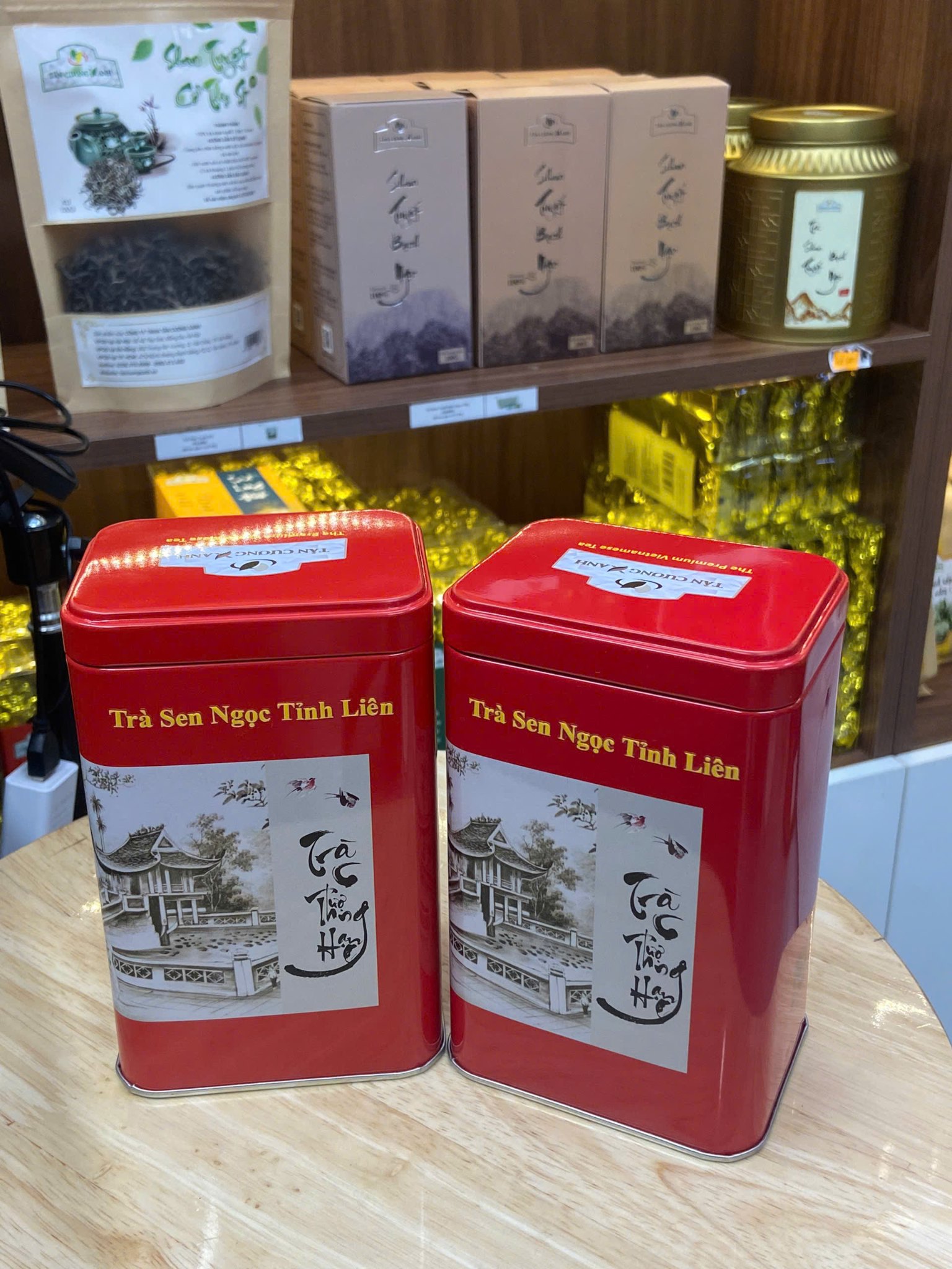 Hộp Thiếc Trà Sen Ngọc Tỉnh Liên 100g: Tuyệt Phẩm Kết Hợp Giữa Trà Tân Cương và Hương Sen Tây Hồ