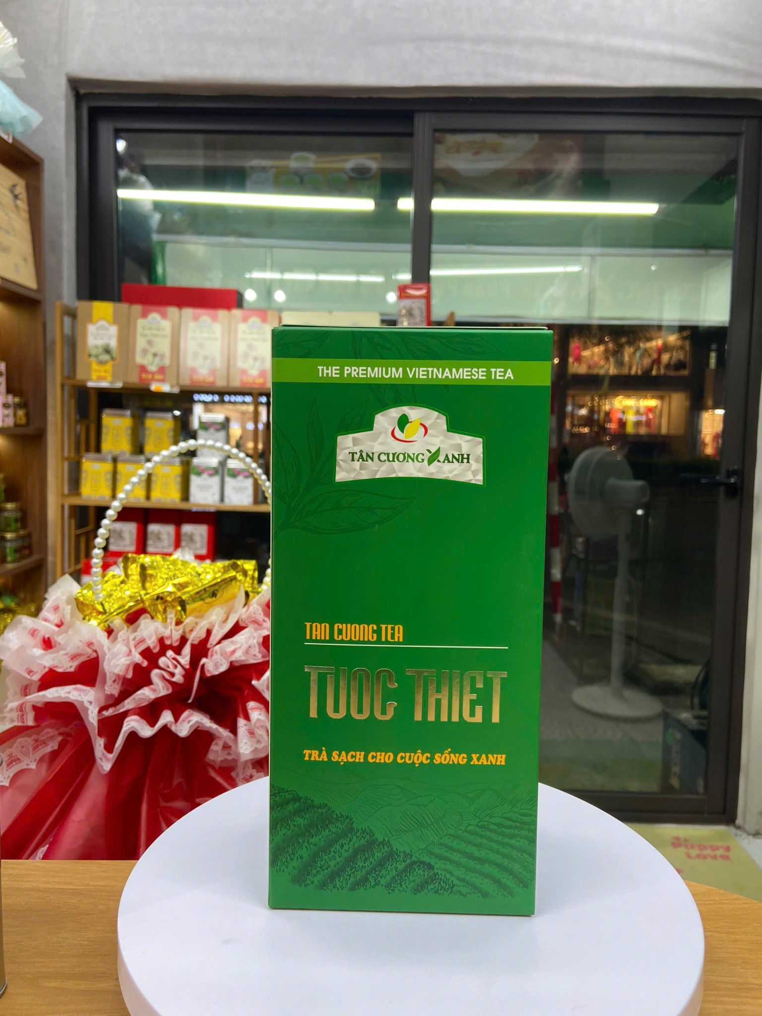 ☕️ Tinh Hoa Ẩn Giấu: Khám Phá Hộp Trà Tân Cương Tước Thiệt 500g – Món Quà Cao Cấp Từ Tân Cương Xanh