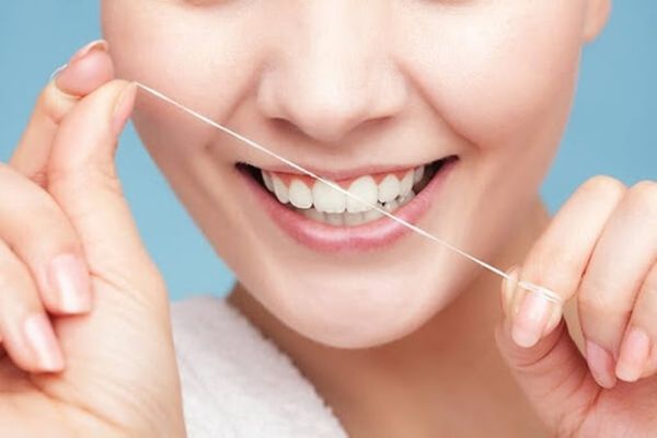 Nên Sử Dụng Chỉ Nha Khoa Hay Máy Tăm Nước?