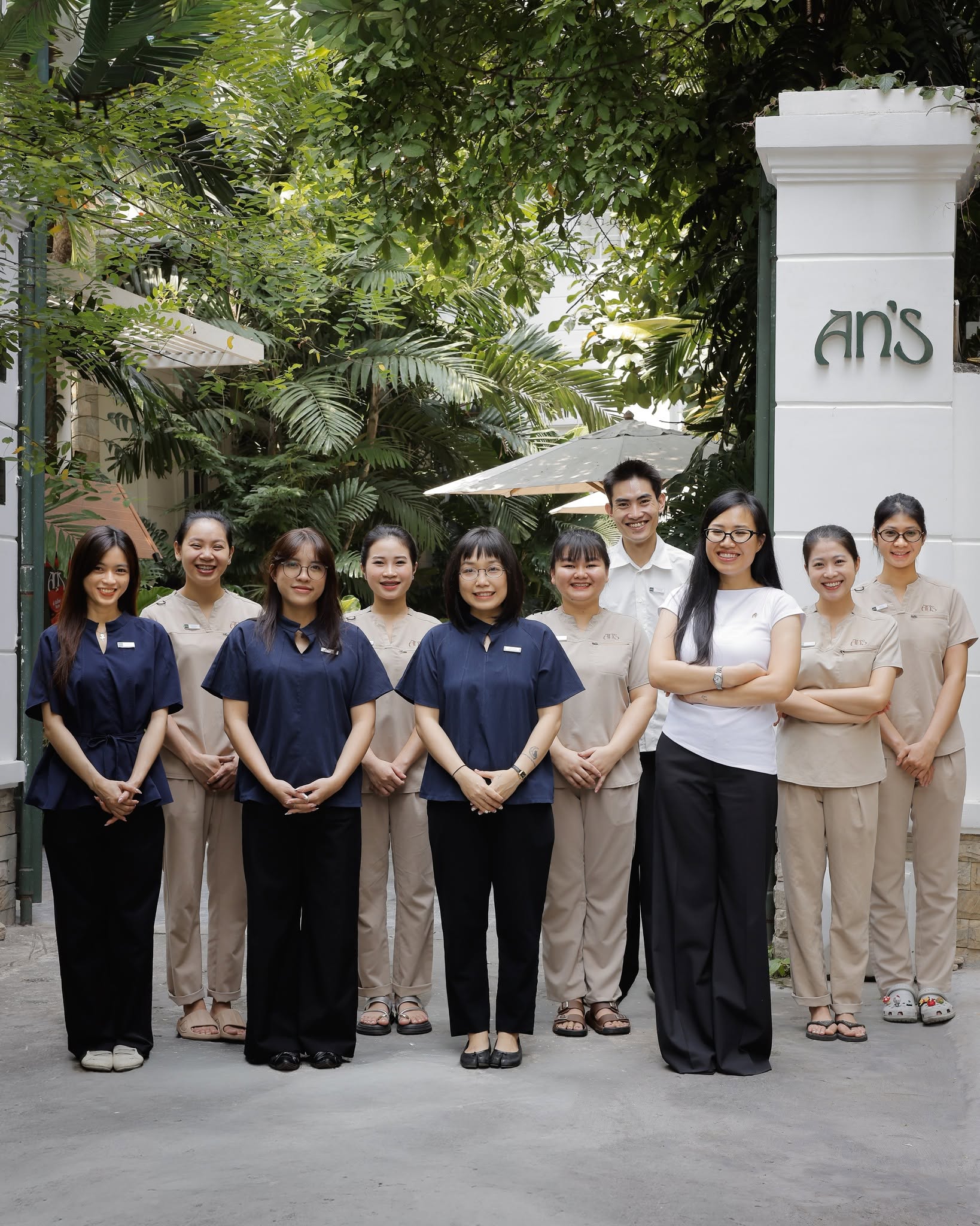 Đội ngũ An’s Saigon trong đồng phục navy và beige