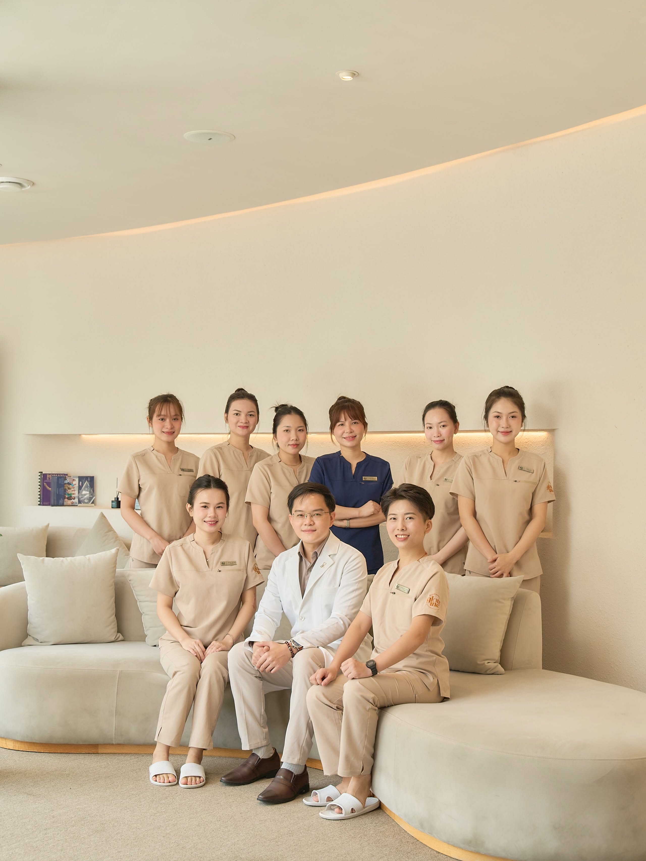 Đội ngũ Glow INC trong đồng phục beige