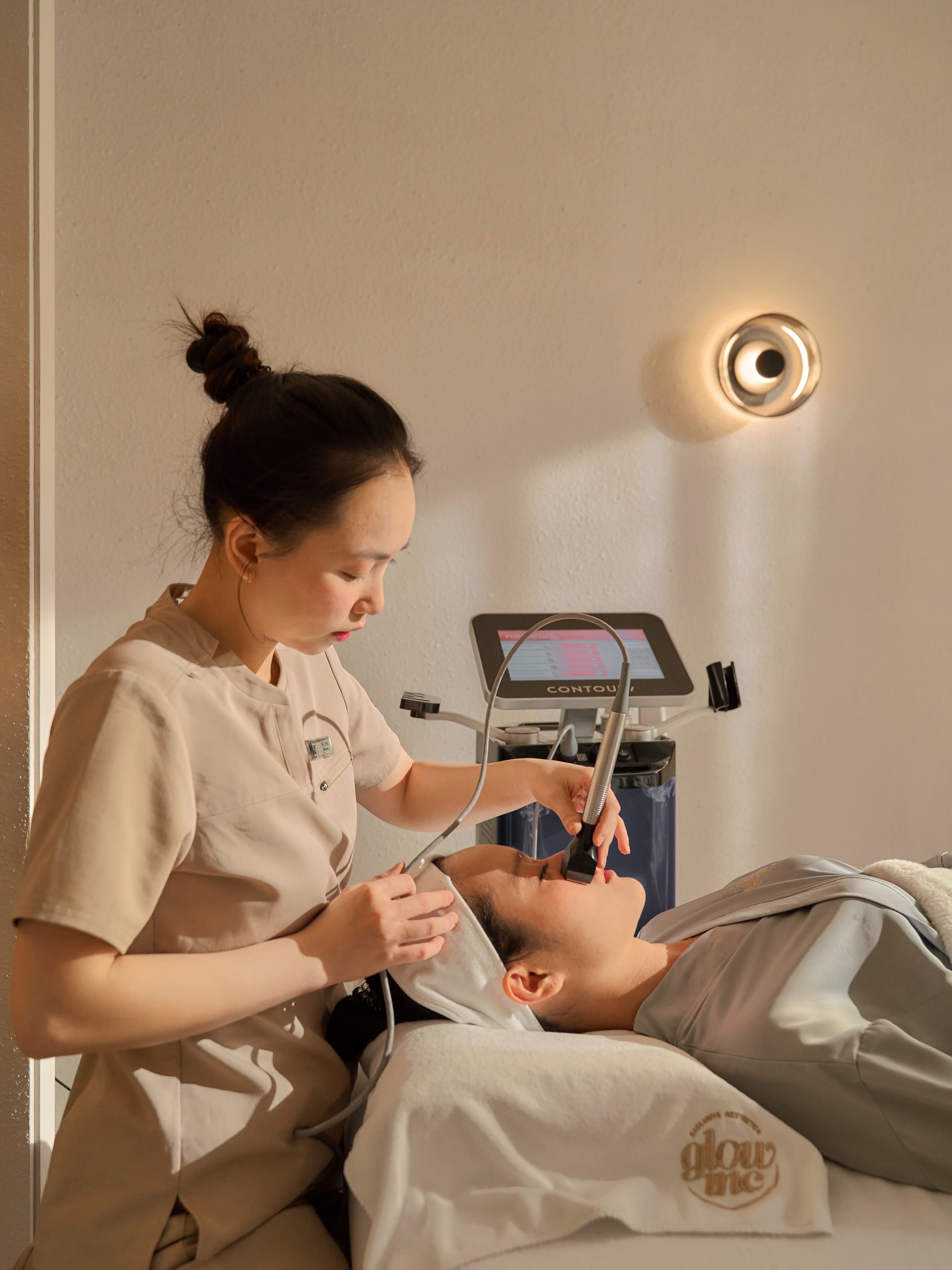 Kỹ thuật viên Glow INC trong đồng phục beige