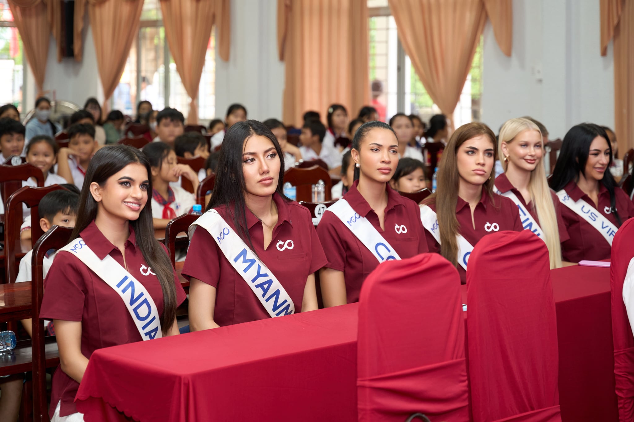 Các đại diện Miss Cosmo trong đồng phục polo đỏ của âme copain