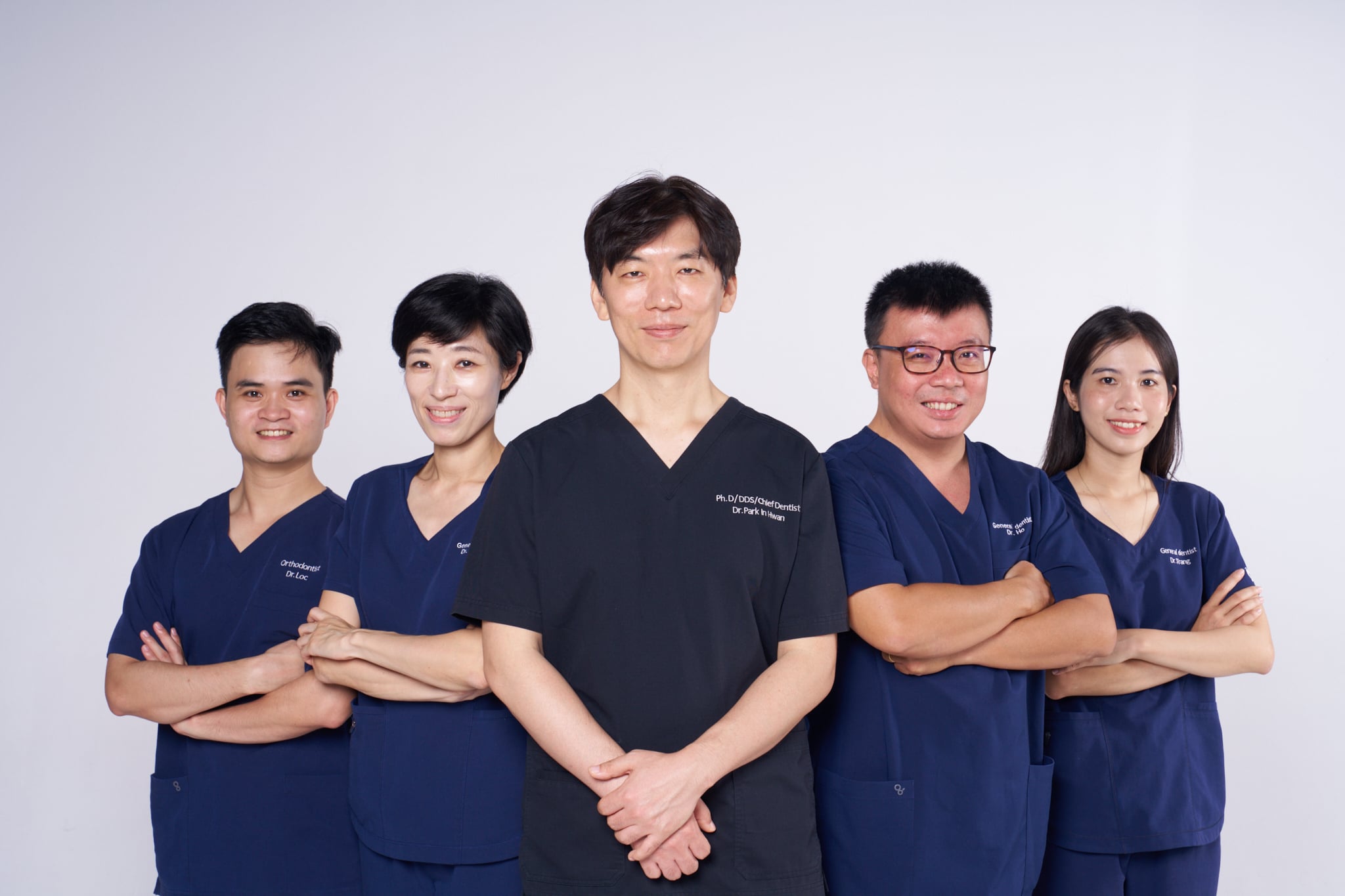 Đội ngũ bác sĩ trong trang phục scrubs navy