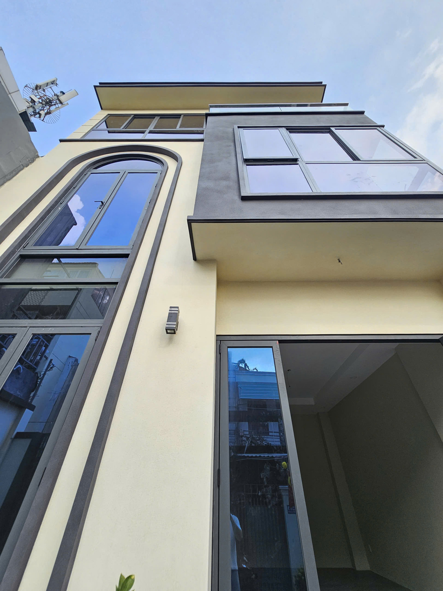 Chính chủ cần bán gấp căn villa tâm huyết ngay trái tim Thảo Điền (TP. Thủ Đức). Vị trí đắc địa, thiết kế tối ưu công năng, phù hợp để gia đình an cư hoặc đầu tư cho chuyên gia nước ngoài thuê với giá cao.