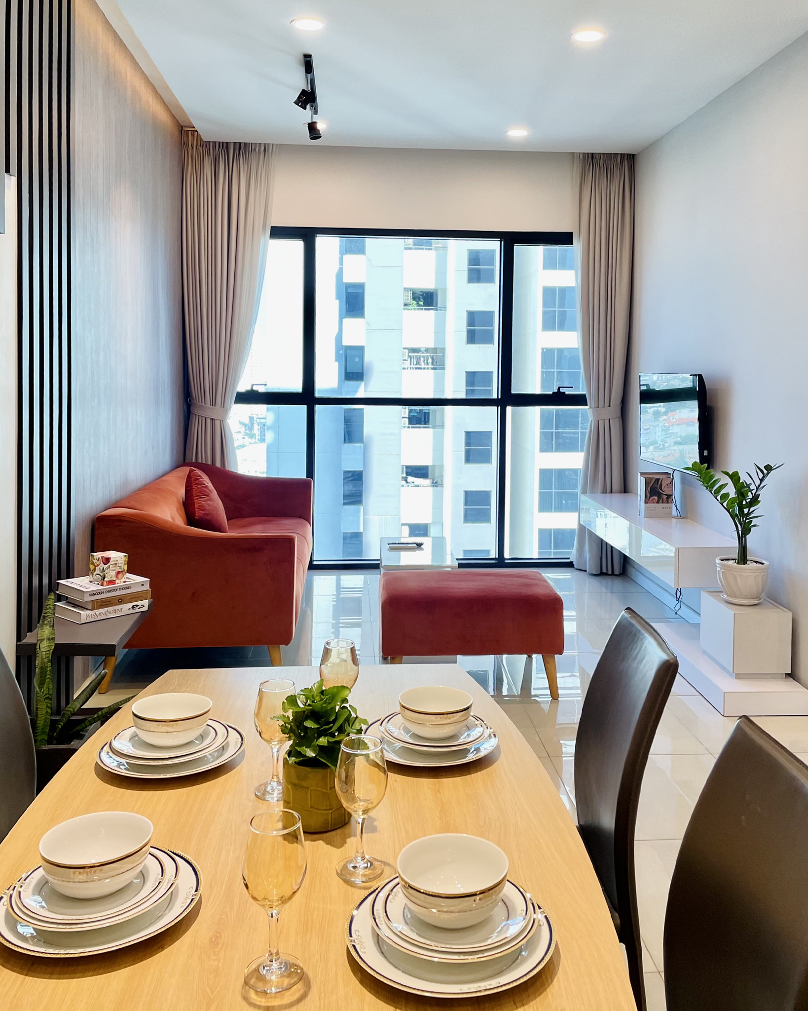 Thiết kế phòng ngủ master tại chung cư The Ascent Quận 2 với sàn gỗ ấm cúng và cửa sổ lớn đón gió.