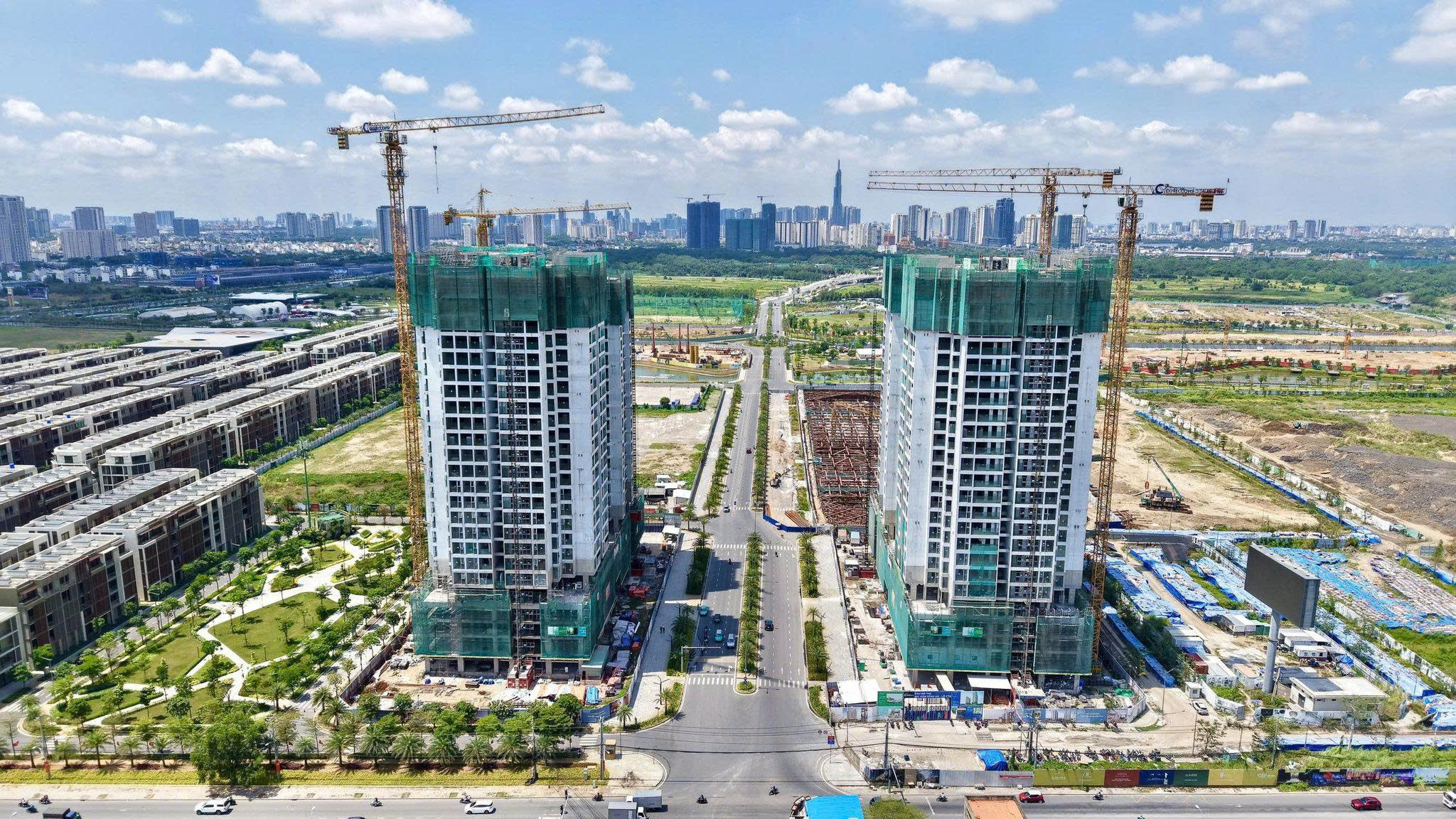 Tiến độ thực tế 2 tòa Spark và Glow Masteri Grand View đã cất nóc tại tháng 3 2026 tại The Global City.