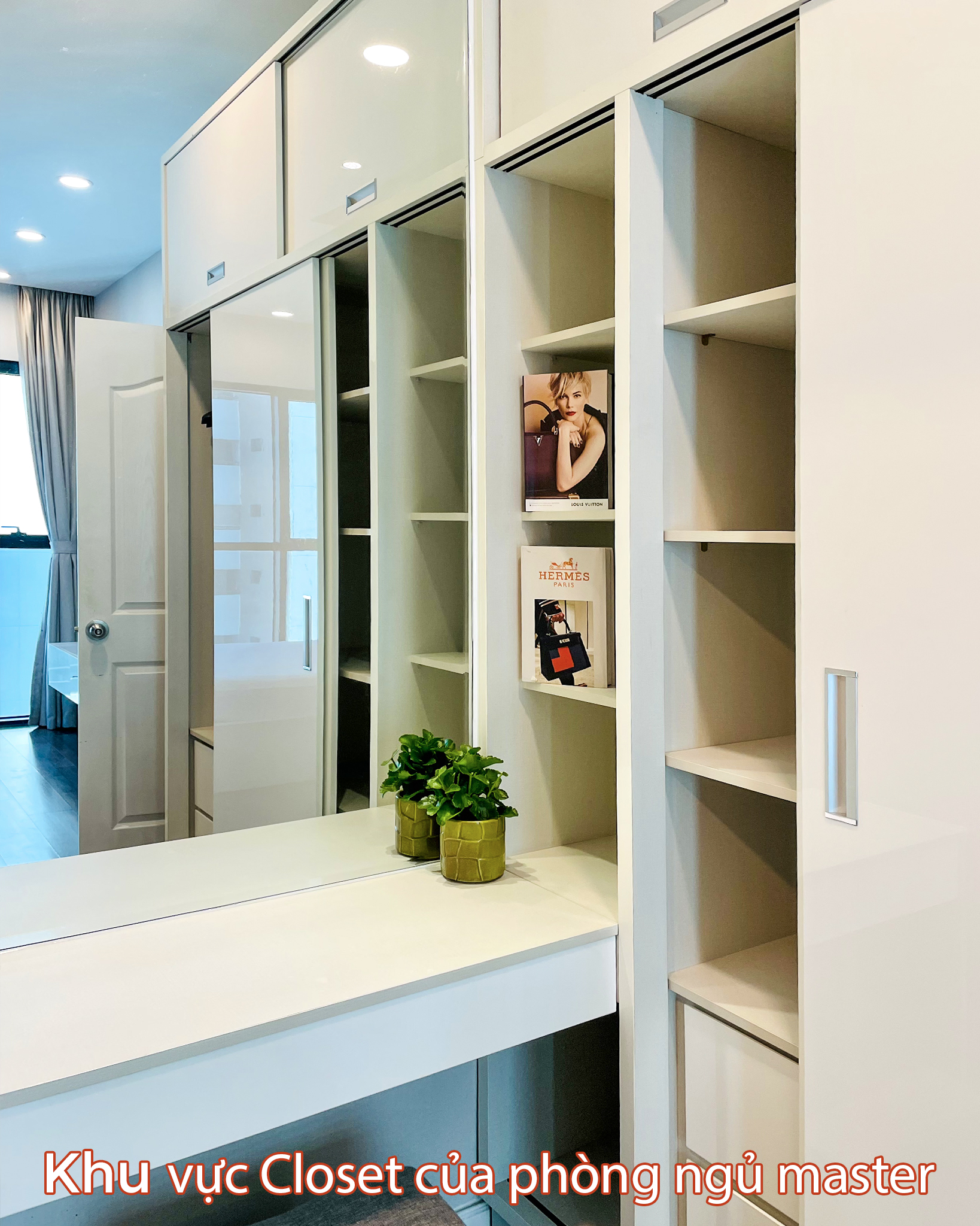 Thiết kế phòng ngủ master tại chung cư The Ascent Quận 2 với closet hiện đại, tối giản