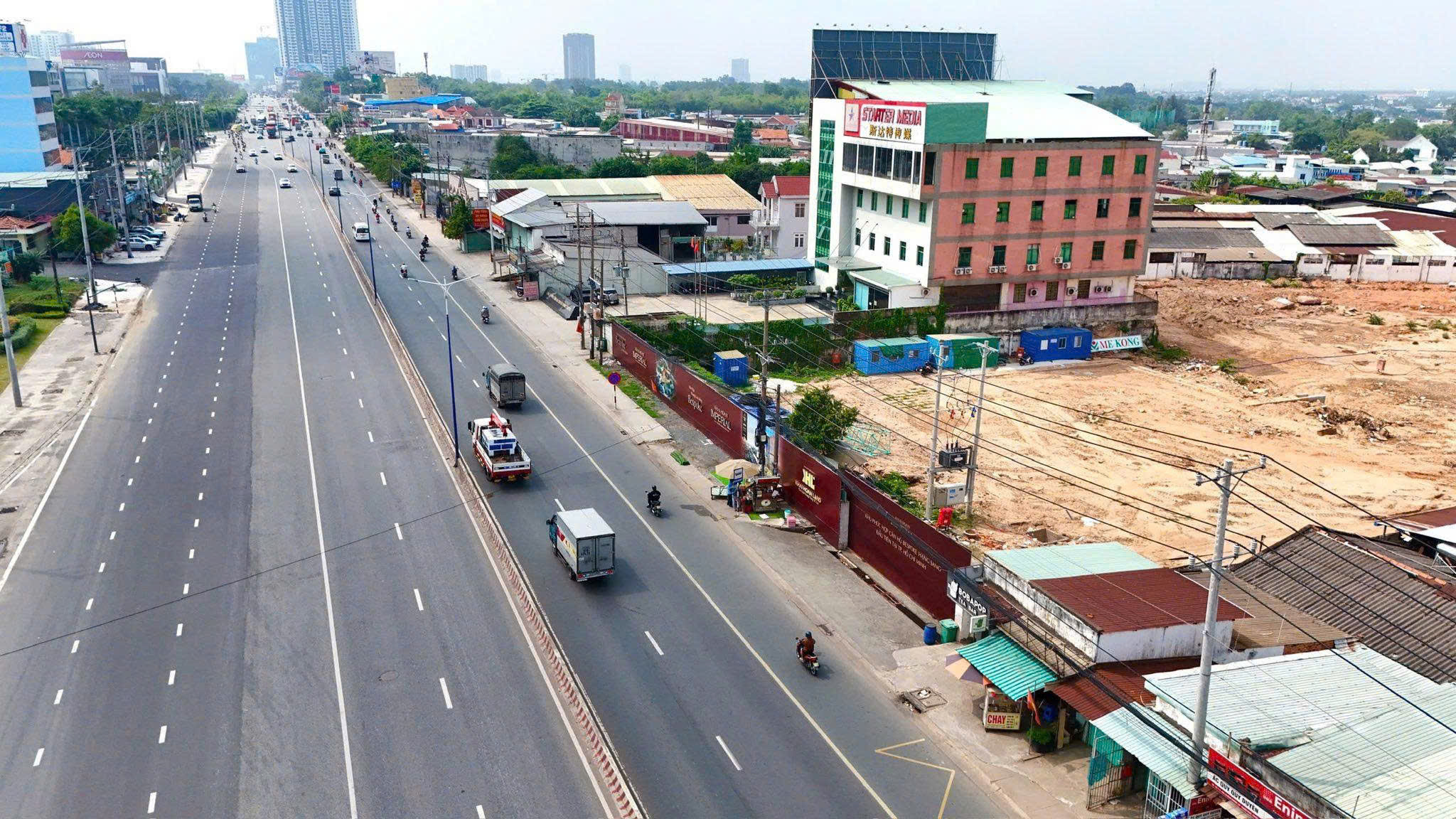 KhaiHoan Imperial Nằm mặt tiền QL 13 đoạn gần Aeon Mall, đoạn này đã mở rộng lên 8 làn xe