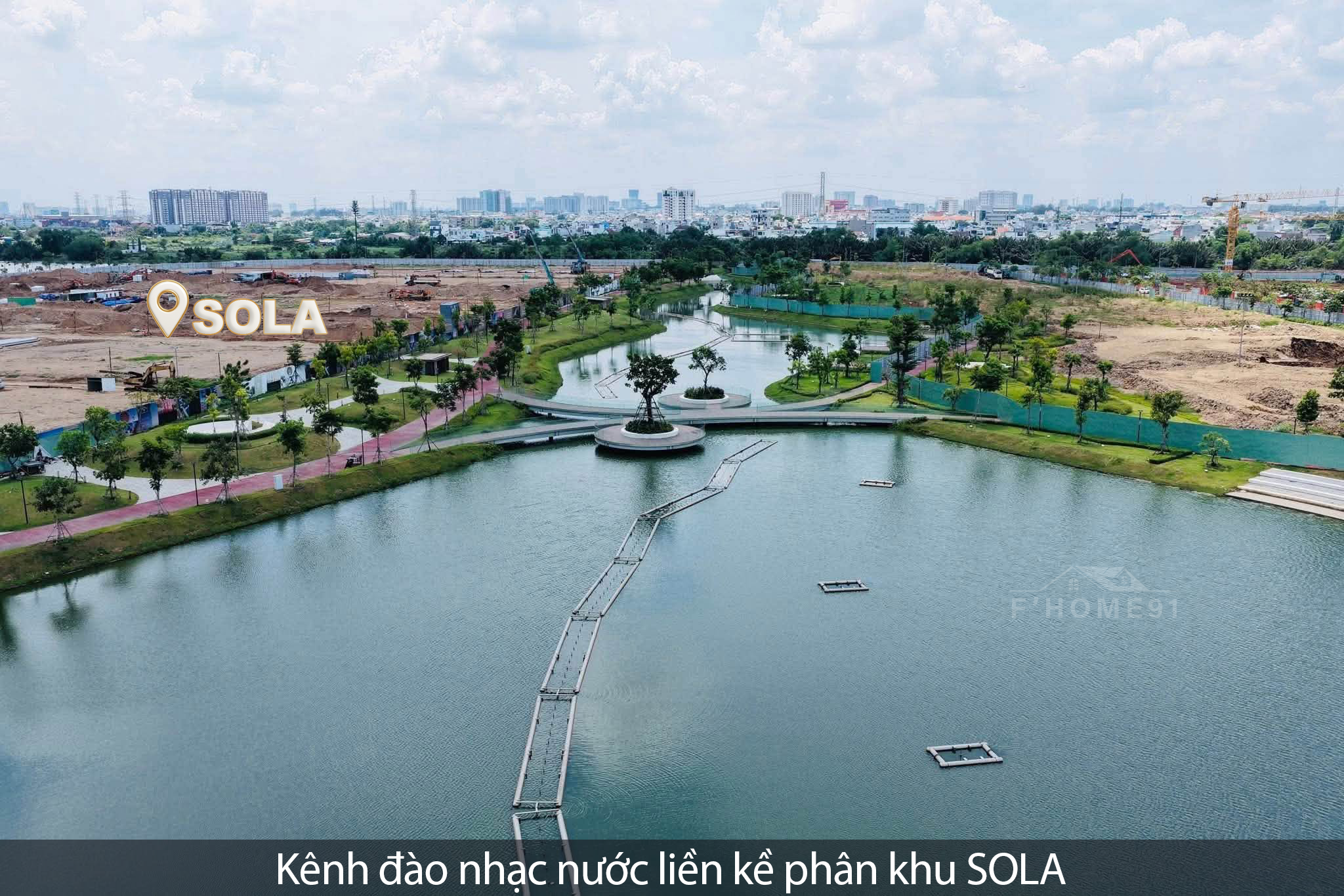Tầm view cây xanh và mặt nước rất thoáng nhìn từ căn hộ