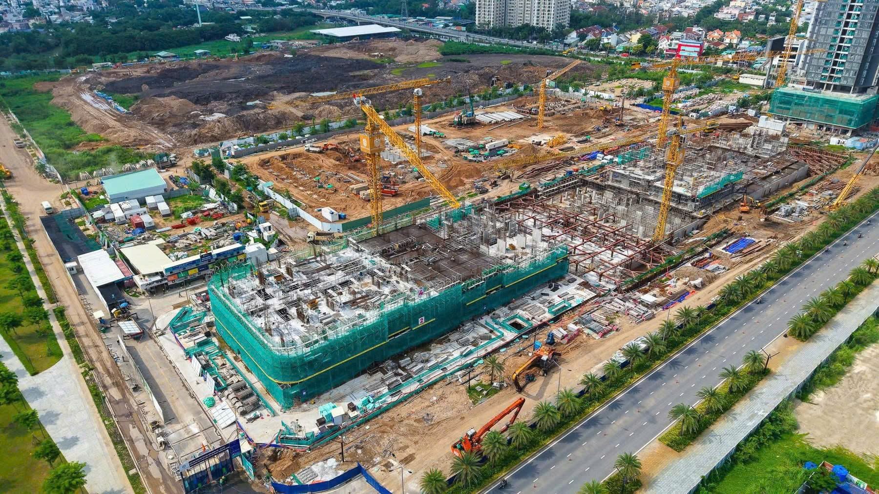 Đại công trường Lumiere Midtown tại thời điểm tháng 6/2026 – bộ đôi tòa tháp mang trọn cảm hứng thiết kế của một New York hiện đại.