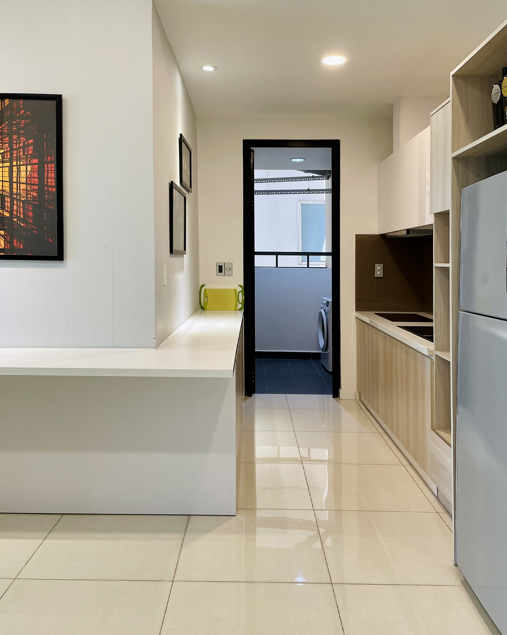 Khu vực bếp gọn gàng, sạch sẽ được trang bị đầy đủ tủ kệ tại căn hộ The Ascent 58 Quốc Hương do chính chủ nhượng lại.