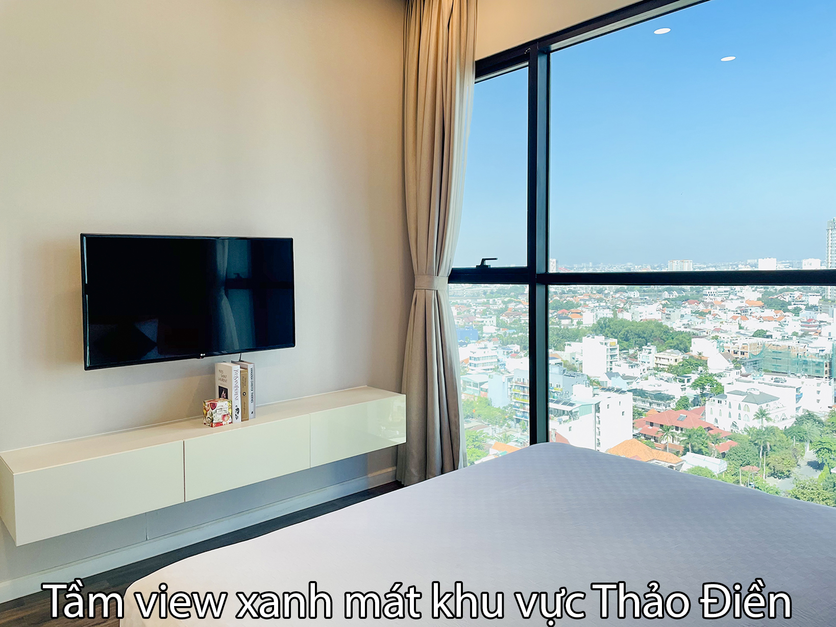 Thiết kế phòng ngủ master tại chung cư The Ascent Quận 2 với hệ cửa kính siêu lớn giúp đón trọn ánh sáng tự nhiên