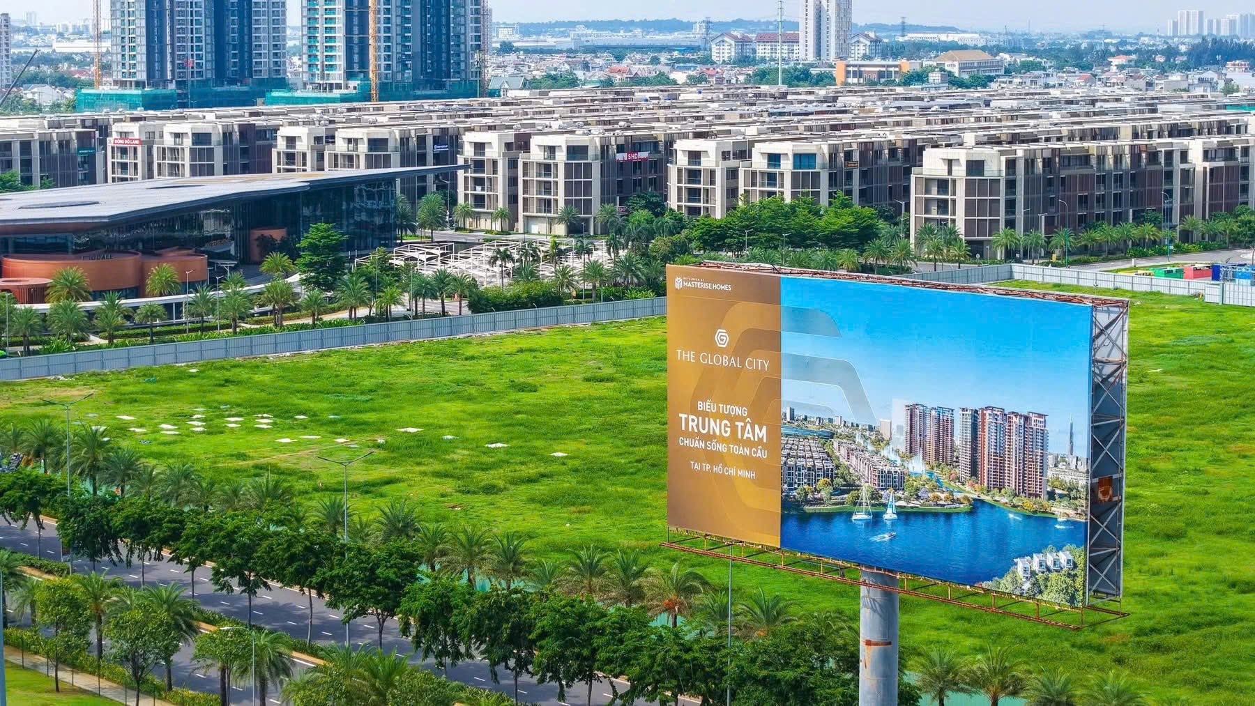 Sài Gòn chưa bao giờ thiếu những tụ điểm giải trí, nhưng để tìm kiếm một không gian riêng tư, đậm chất điện ảnh và mang tính biểu tượng thì không phải dễ. Gần đây, giới trẻ và những người yêu thích trải nghiệm mới lạ đang truyền tai nhau về mô hình rạp chiếu phim ngoài trời dành cho xe hơi (Drive-in Cinema) lần đầu tiên xuất hiện tại khu đô thị The Global City.