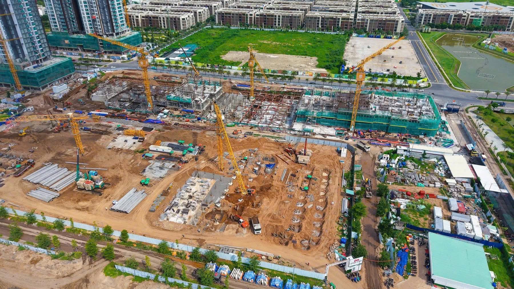 Đại công trường Lumiere Midtown tại thời điểm tháng 6/2026 – bộ đôi tòa tháp mang trọn cảm hứng thiết kế của một New York hiện đại.