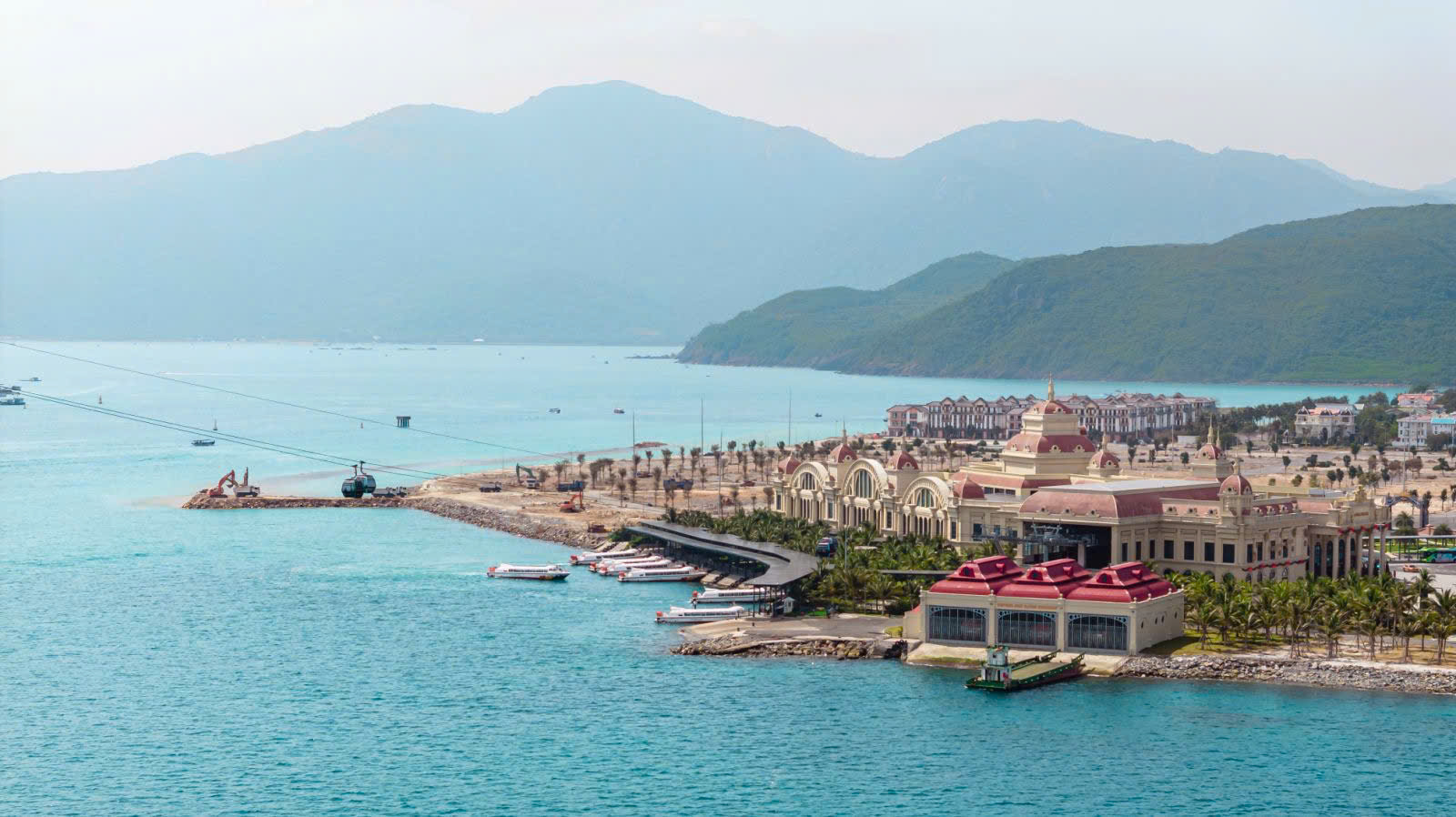 Vinhomes Pearl Bay sở hữu vị trí đắc địa ngay Cảng 1 – Ga Cáp Treo, giúp kết nối hoàn hảo giữa đất liền và hệ sinh thái Vinpearl