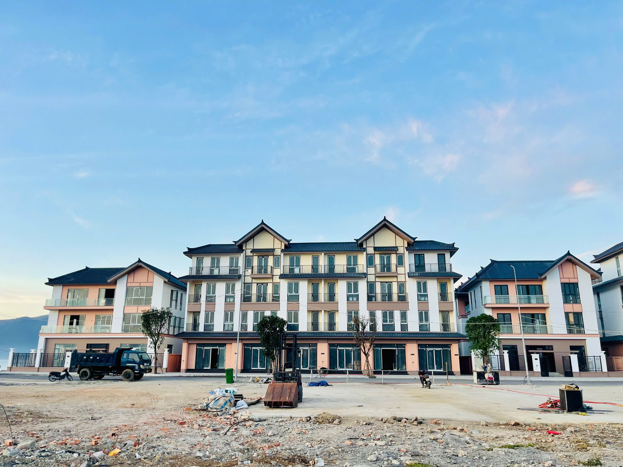 Tuyến phố nhà kiểu Nhật tại Vinhomes Pearl Bay đang gấp rút hoàn thiện thời điểm T1/2026