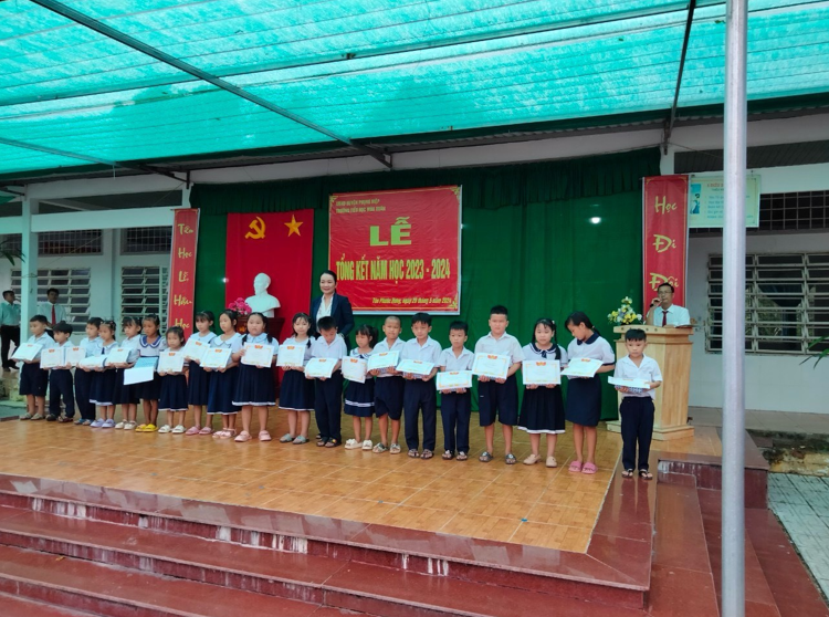 WESTFOOD: TẶNG QUÀ CHO HỌC SINH TRƯỜNG TIỂU HỌC MÙA XUÂN