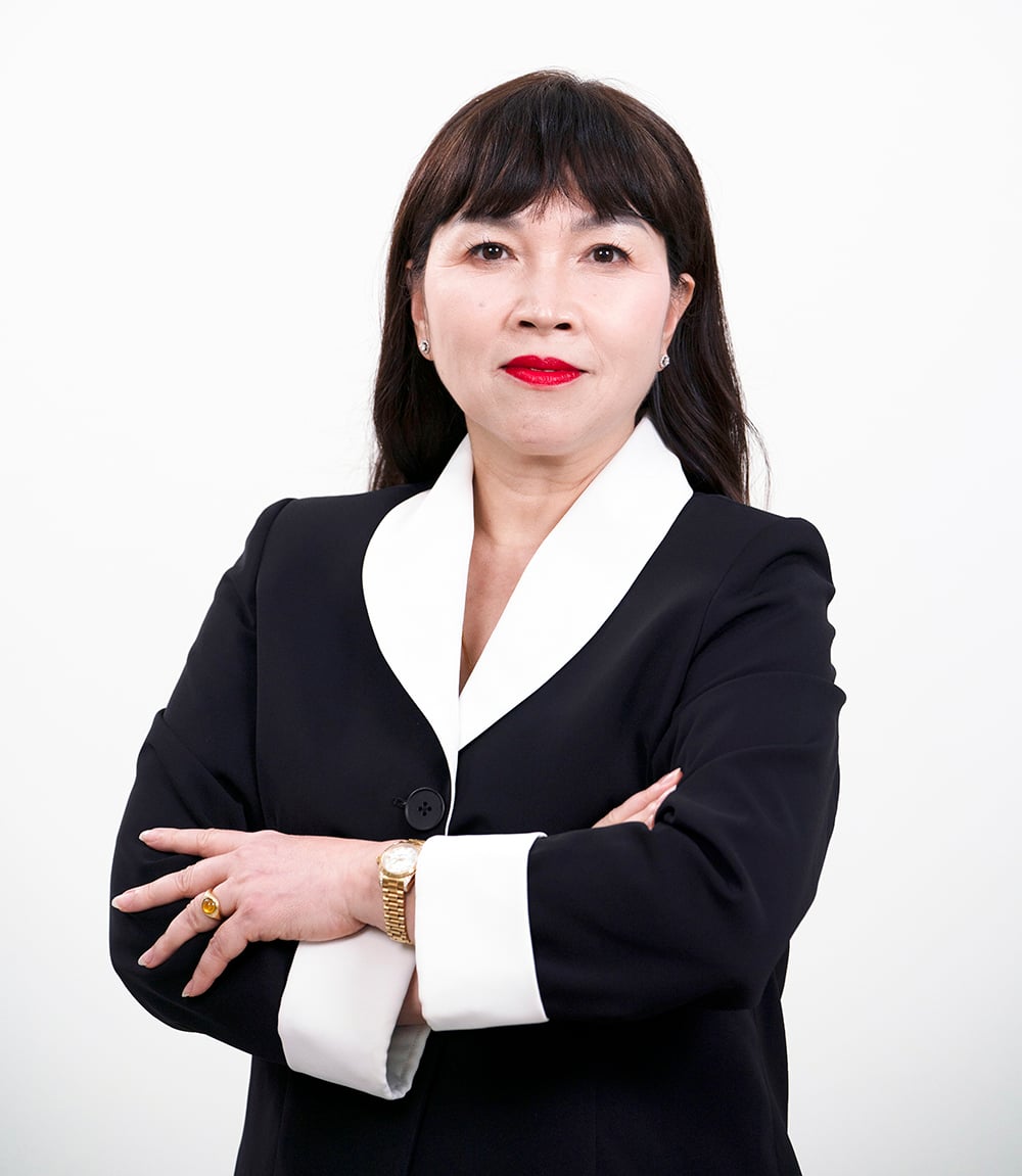 Bà Nguyễn Thị Minh Nguyệt   
Trên cương vị Chủ tịch Hội đồng Quản trị kiêm Tổng Giám đốc WestFood, bà Nguyệt có hơn 30 năm kinh nghiệm trong các lĩnh vực đầu tư, tài chính, quản trị điều hành, hàng tiêu dùng nhanh (FMCG), sản xuất, phân phối và bán lẻ. Kể từ khi gia nhập WestFood năm 2014, bà đã góp phần định hình chiến lược phát triển của doanh nghiệp, mở rộng quy mô sản xuất, nâng cao năng lực chế biến sâu và phát triển thị trường xuất khẩu. Với tầm nhìn chiến lược cùng sự am hiểu sâu sắc về quản trị doanh nghiệp, bà đang dẫn dắt WestFood phát triển bền vững, từng bước đưa các sản phẩm nông sản chế biến của Việt Nam đến nhiều thị trường trên thế giới.